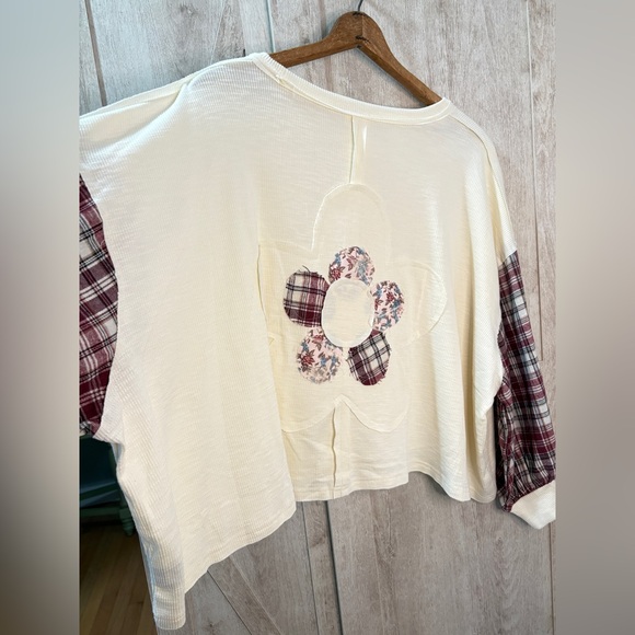 POL Oversized Plaid Sleeve Flower Top
Size Small — oversized fit - Picture 5 of 8